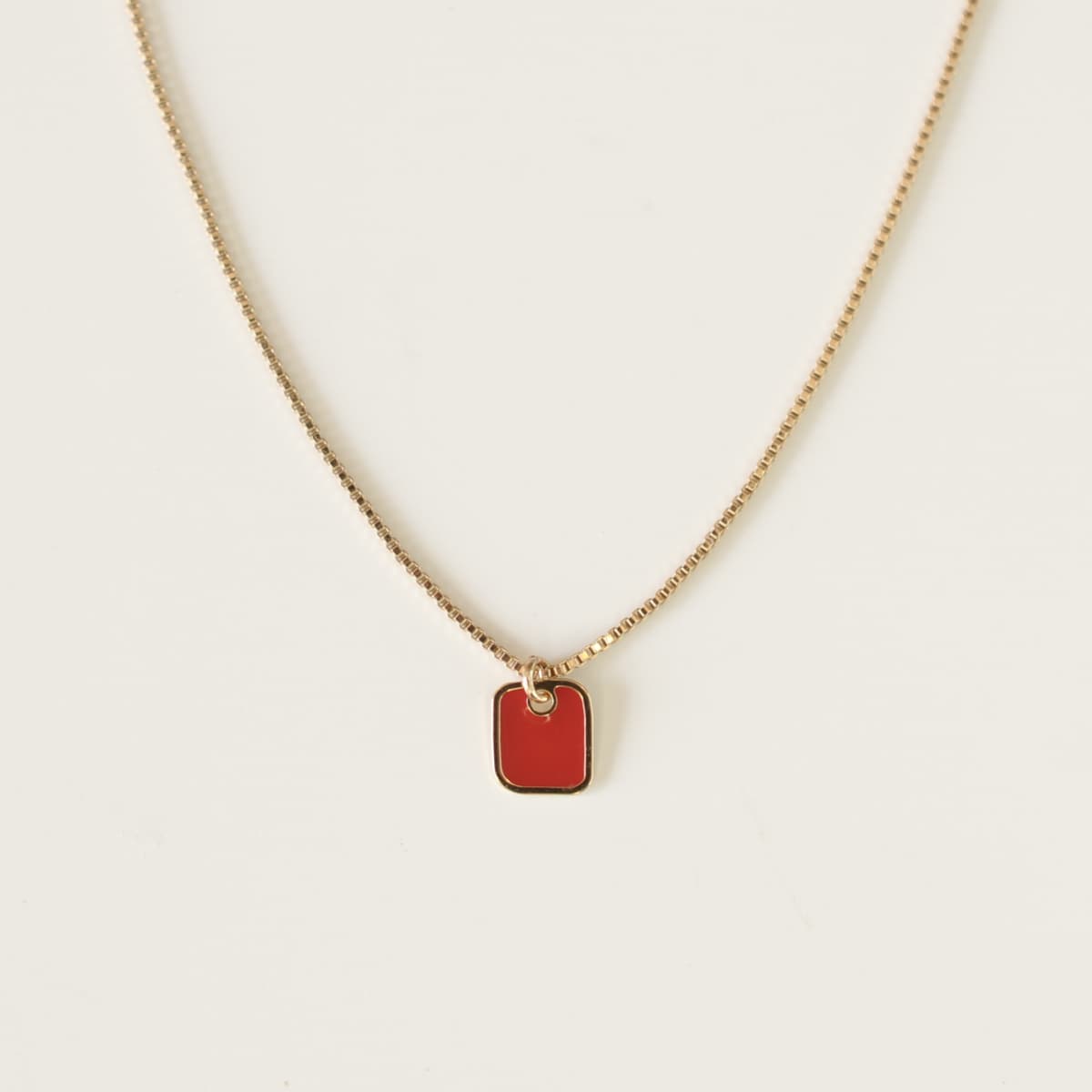 Collier ras de cou petit carré d'or