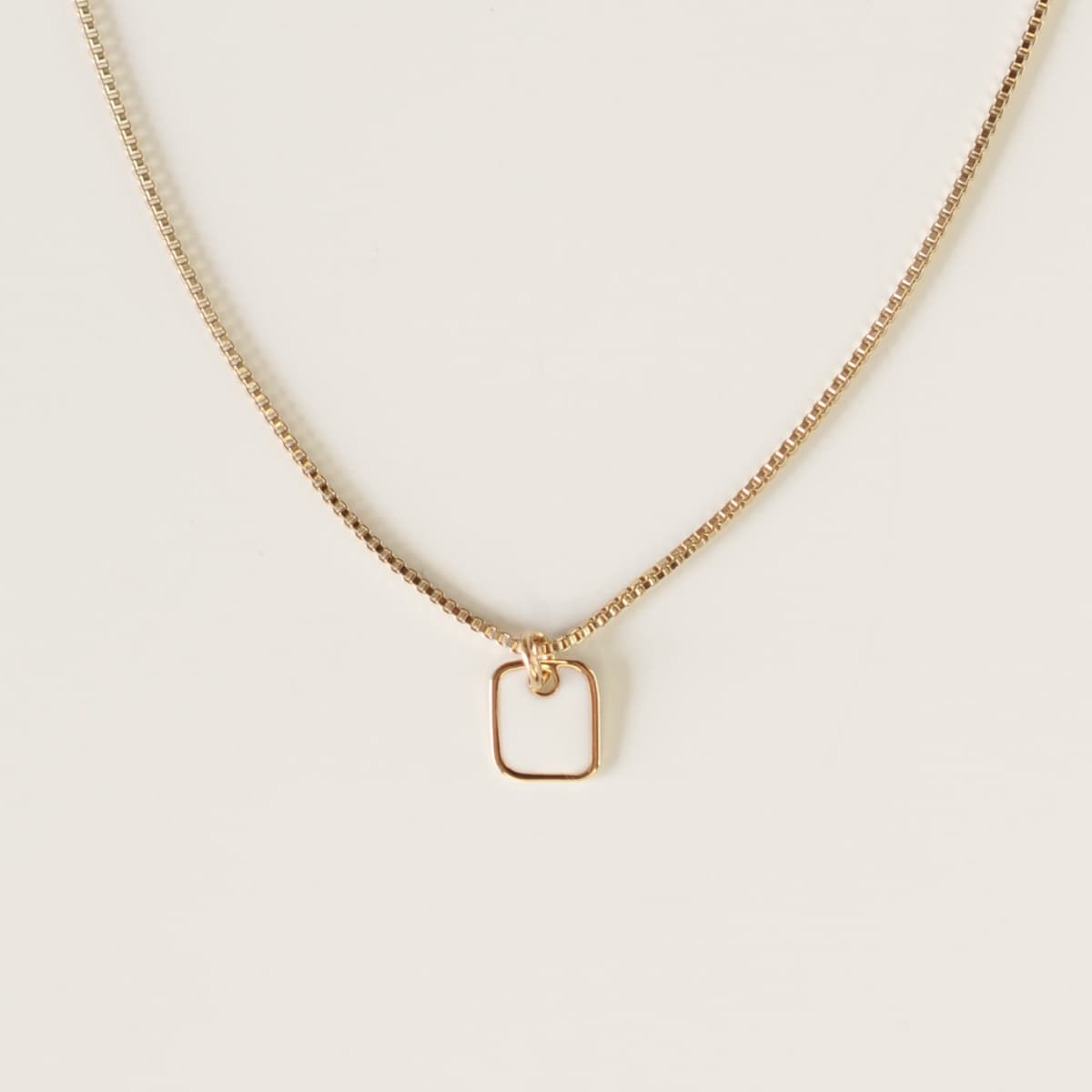 Collier ras de cou petit carré d'or