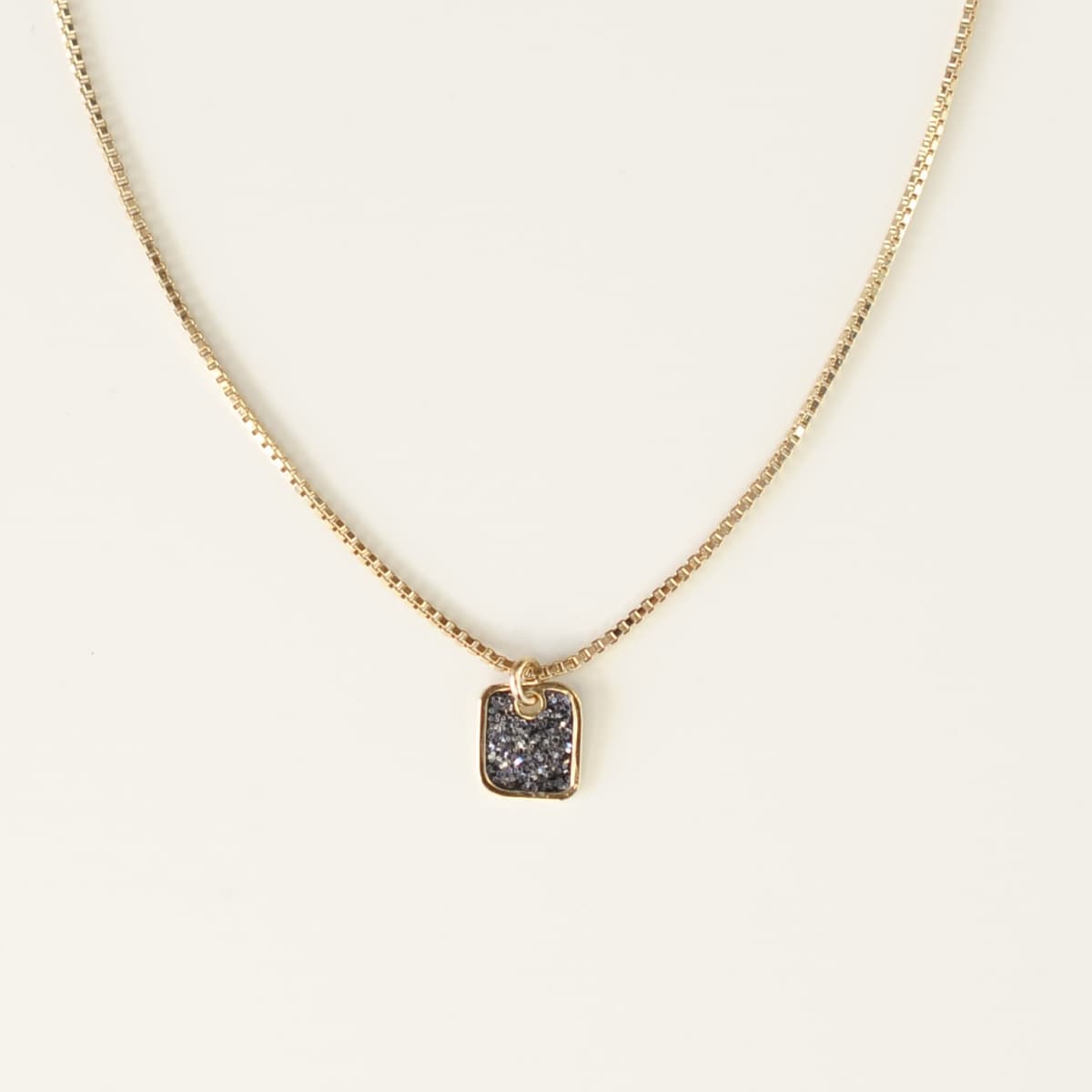 Collier ras de cou petit carré d'or