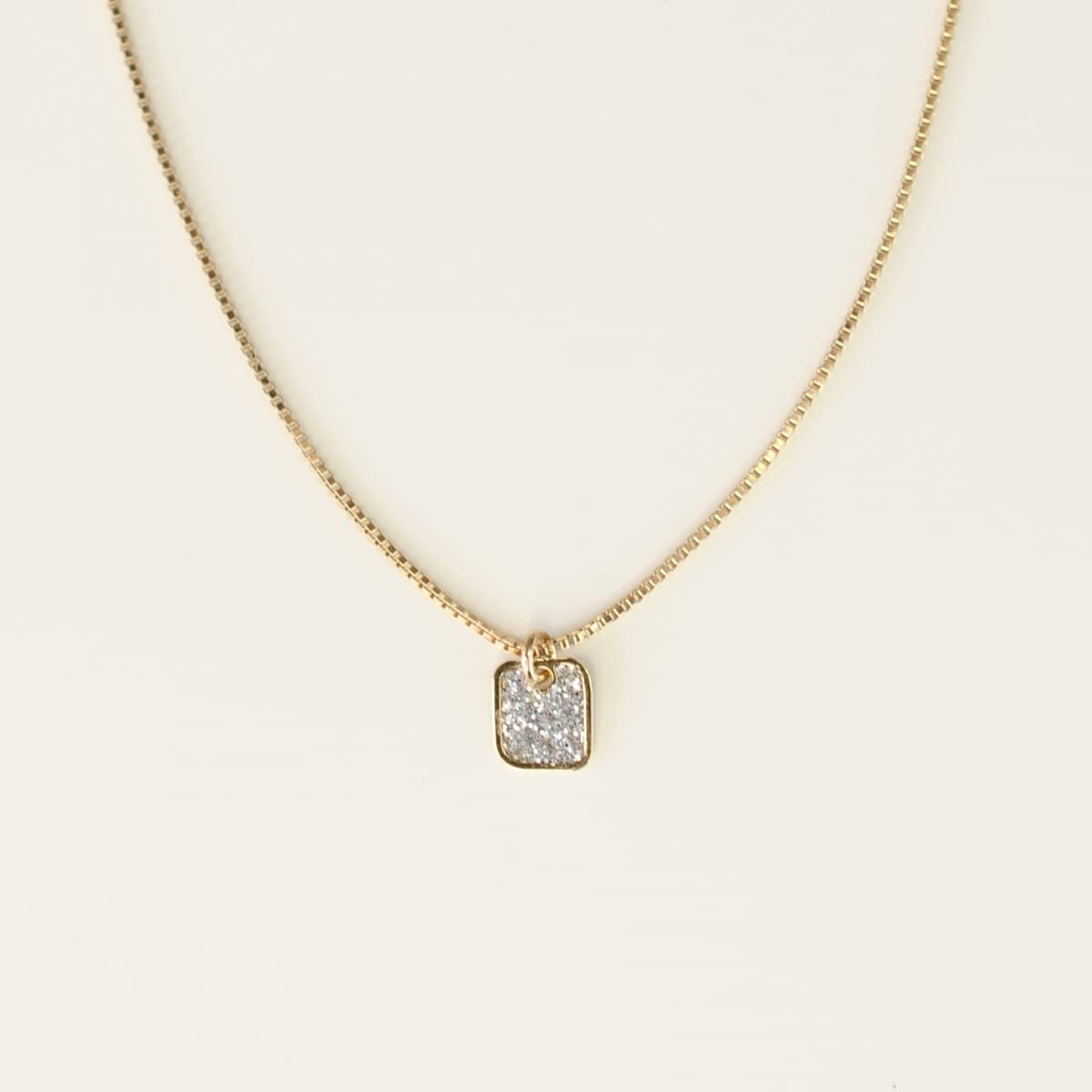 Collier ras de cou petit carré d'or