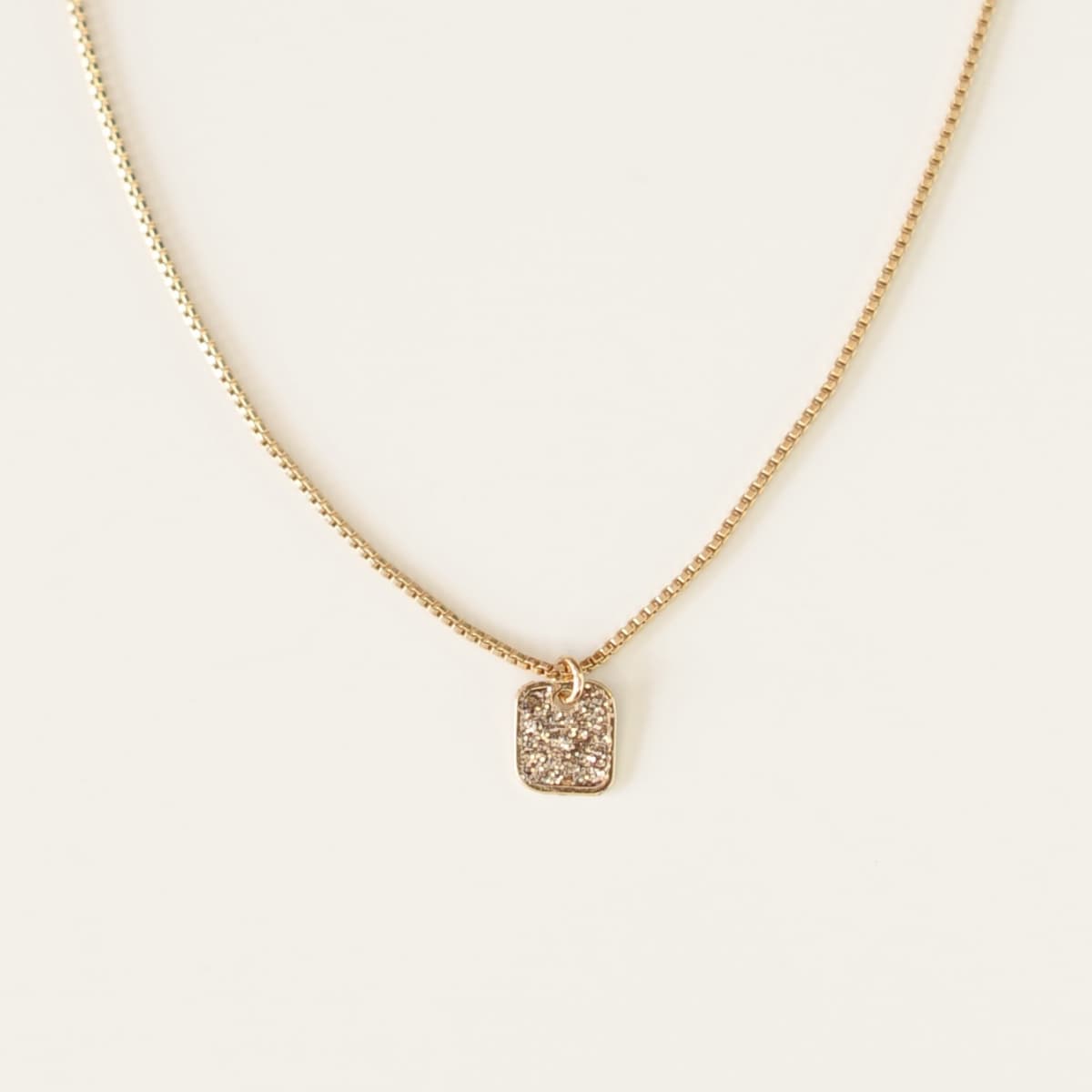 Collier ras de cou petit carré d'or