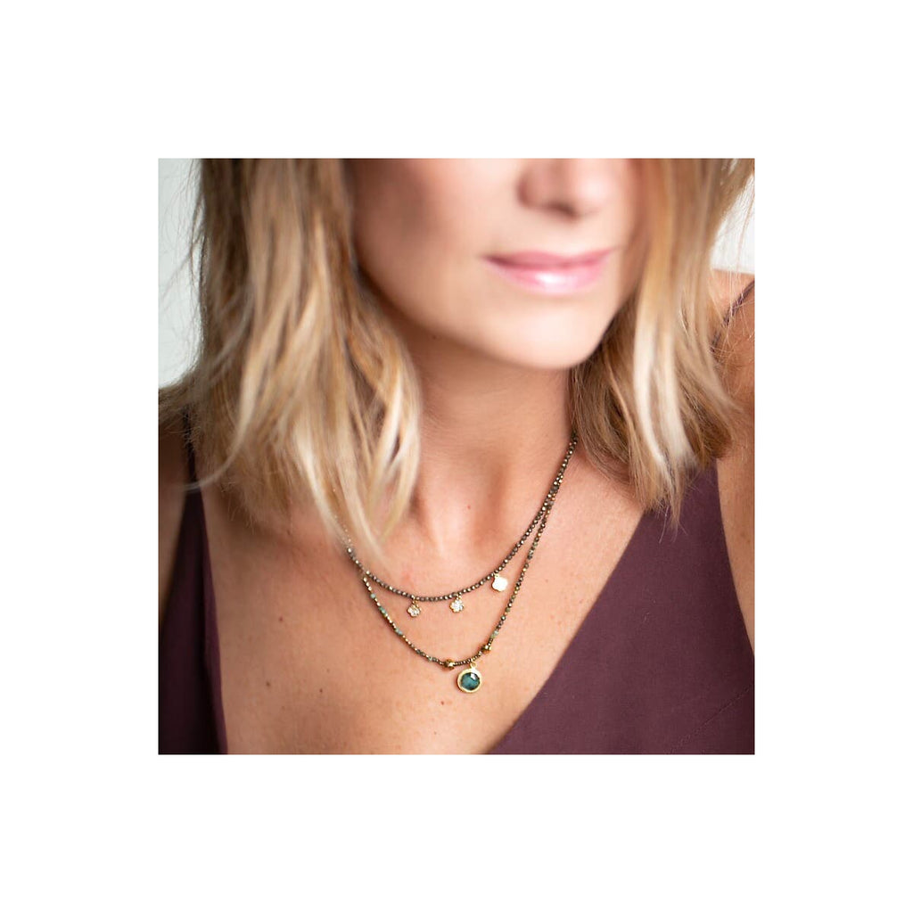 collier femme Louisette trio de trèfles porté
