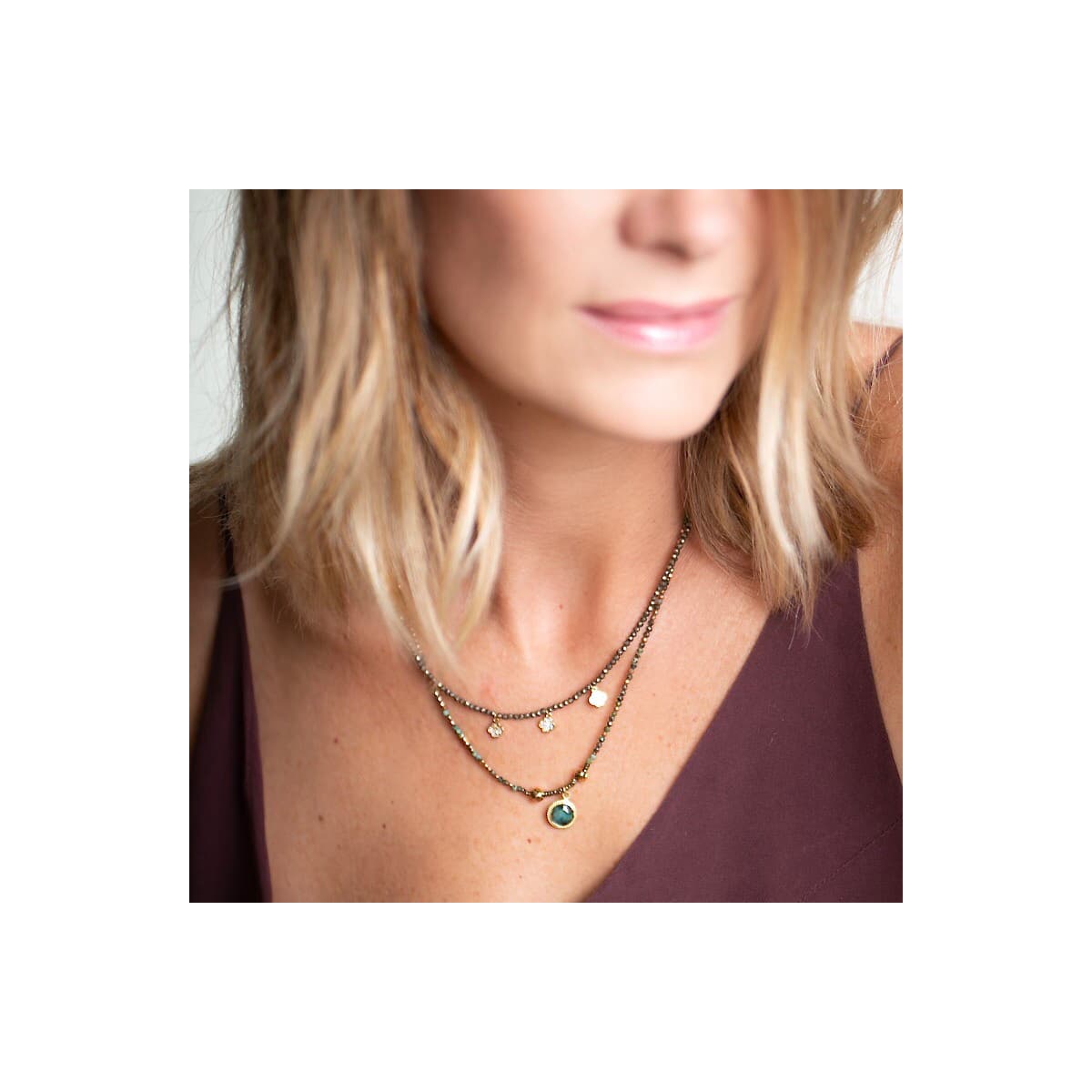 collier femme Louisette trio de trèfles porté