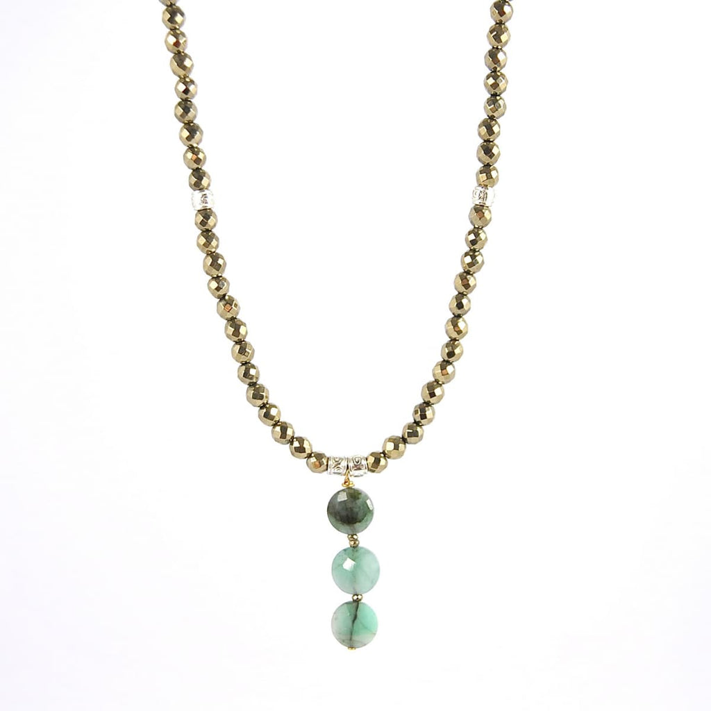 collier femme Louisette trio Emeraude gros plan