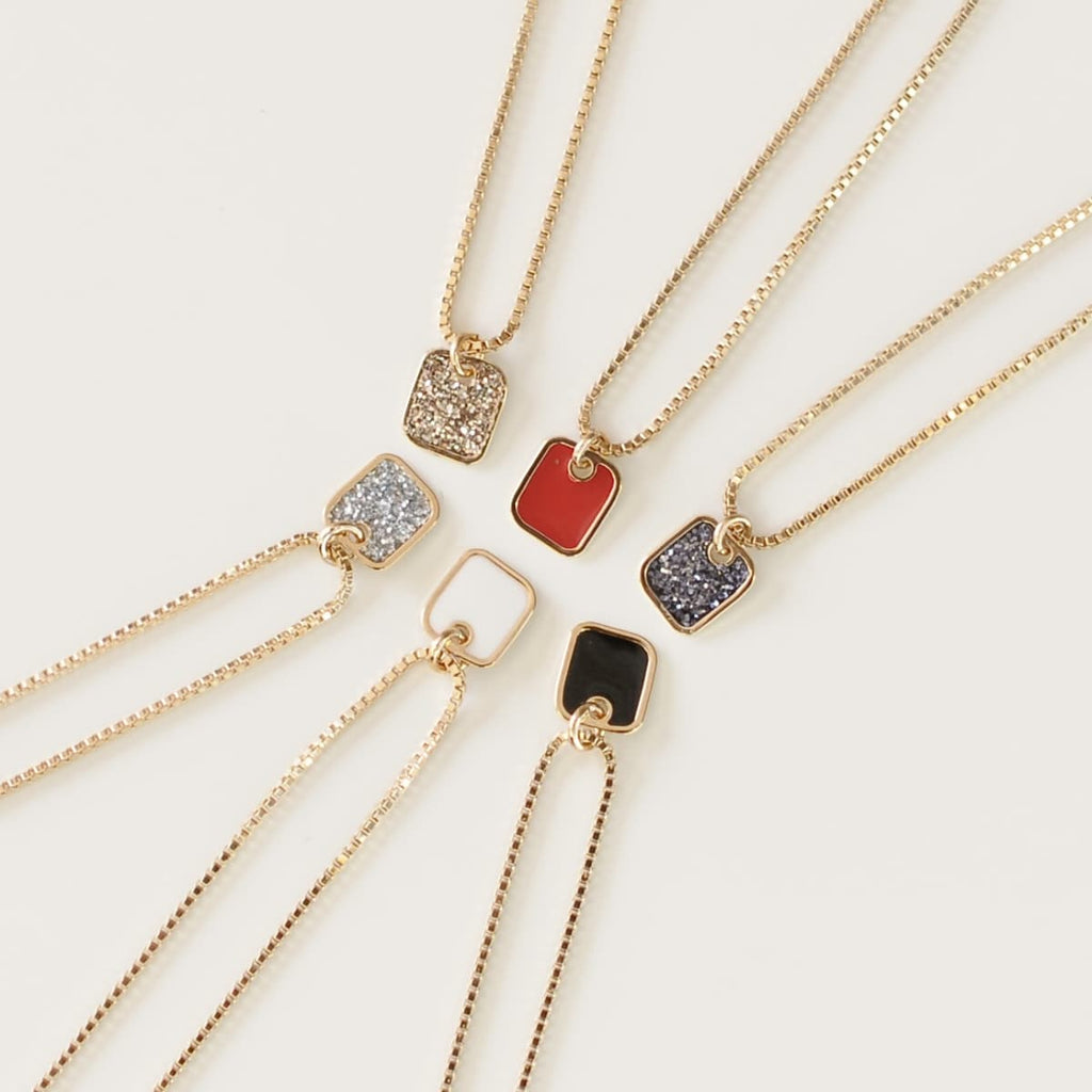 Collier ras de cou petit carré d'or