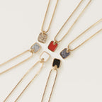 Collier ras de cou petit carré d'or