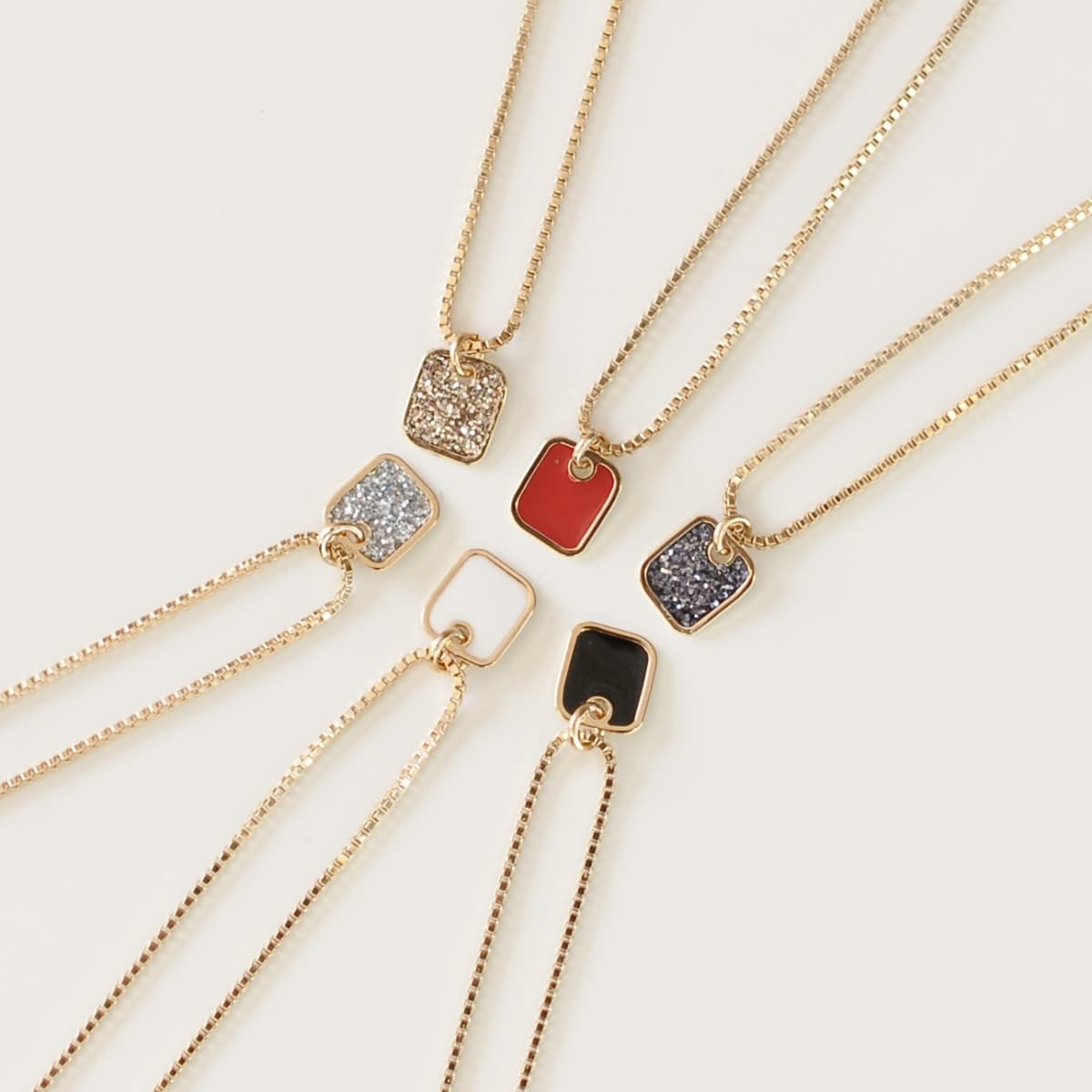 Collier ras de cou petit carré d'or